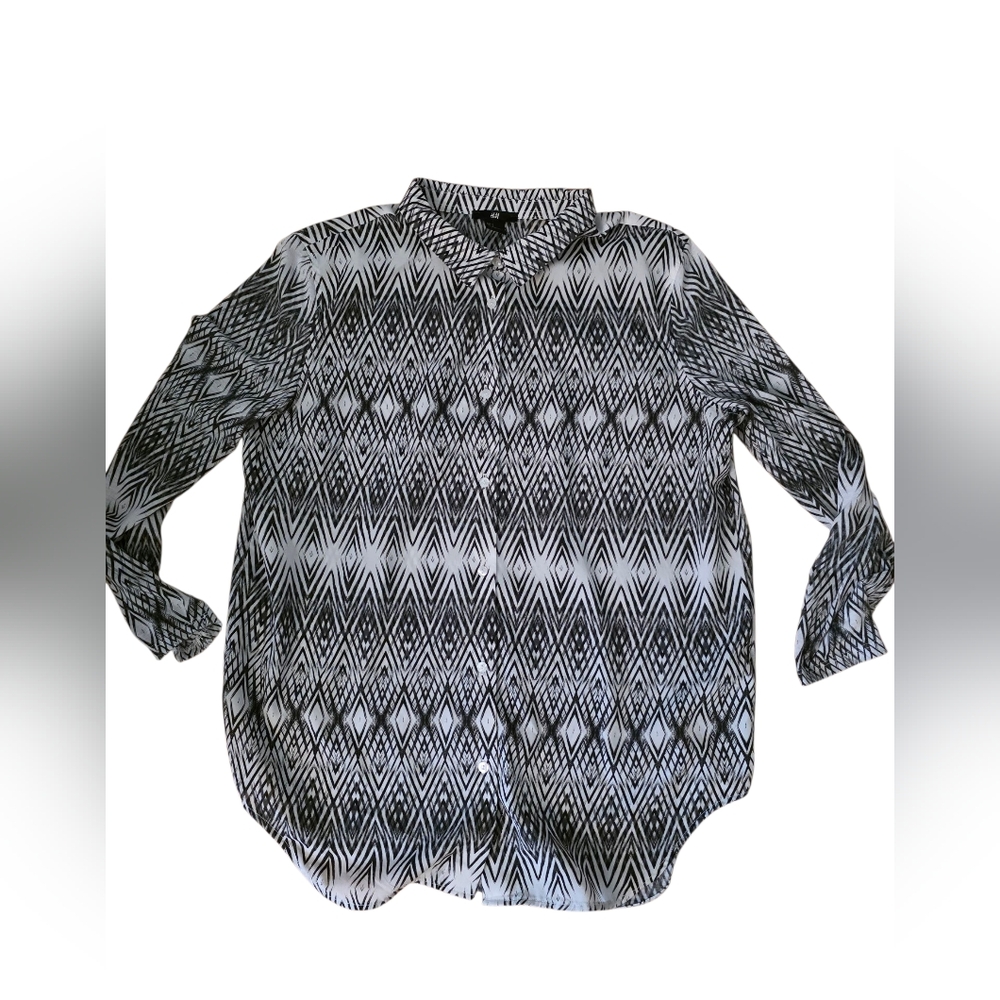 H&M Black & White Patterned Button Down Shirt Size S